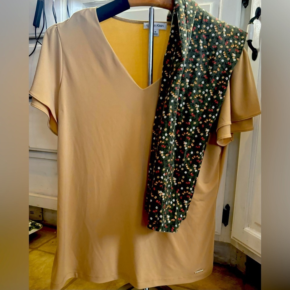 Clothes Bundle
Calvin Klein Blouse
No Boundaries Leggings
Like New